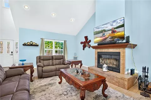 Living - 92 Manchester Ln, Camdenton, MO 65020 photo 2 of 3