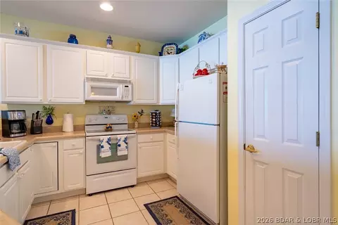 Kitchen - 1181 Jeffries Rd #C313, Osage Beach, MO 65065 photo 3 of 5