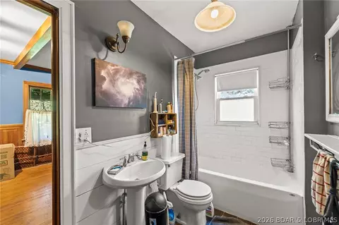 Bath - 1418 S Summit Dr, Holts Summit, MO 65043 photo 1 of 2