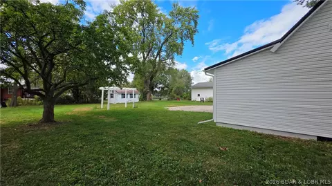 Exterior - 505 N Monroe St, Versailles, MO 65084 photo 5 of 6