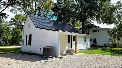Exterior - 505 N Monroe St, Versailles, MO 65084 photo 2 of 6