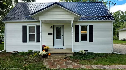 Exterior - 505 N Monroe St, Versailles, MO 65084 photo 4 of 6