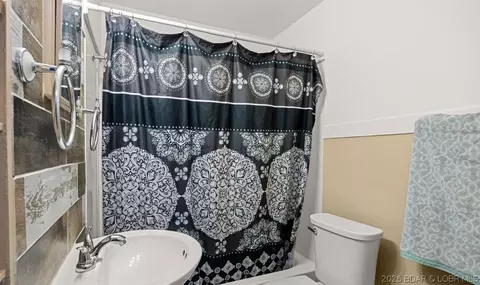 Bath - 230 N Moreau Ave, Tipton, MO 65081 photo 1 of 1
