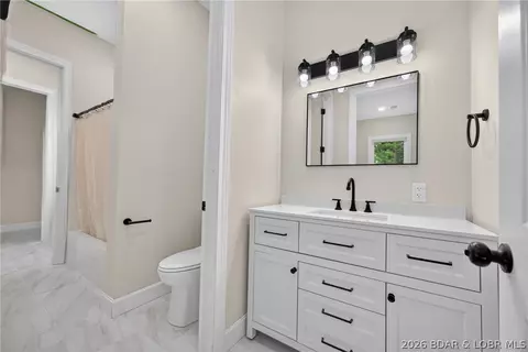 Bath - 1050 Emerald Hills Dr, Edwards, MO 65326 photo 7 of 9