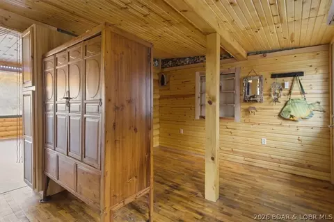 Entry Way - 624 Look Out Dr, Edwards, MO 65326 photo 2 of 4
