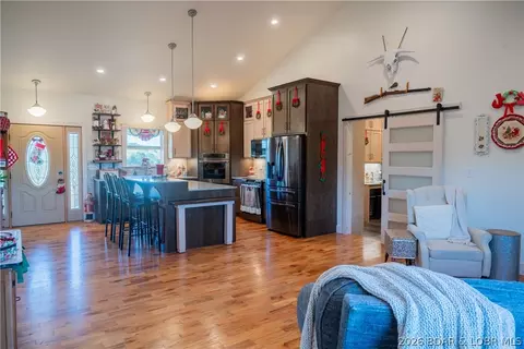 Entry Way - 367 Hwy Mm, Eldon, MO 65026 photo 1 of 2