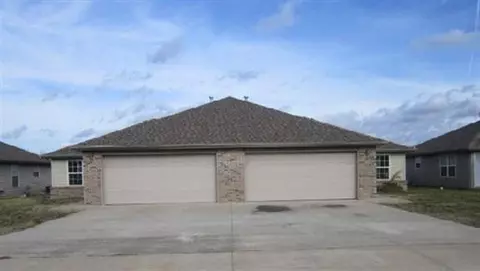 4425 W La Siesta St, Springfield, MO 65802 photo 1