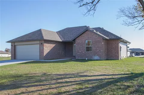 102 E Shawnee Ct, Strafford, MO 65757 photo 1