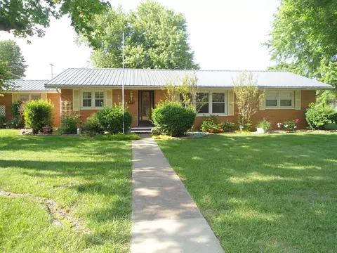 605 E Bedford St, Marshfield, MO 65706 photo 1
