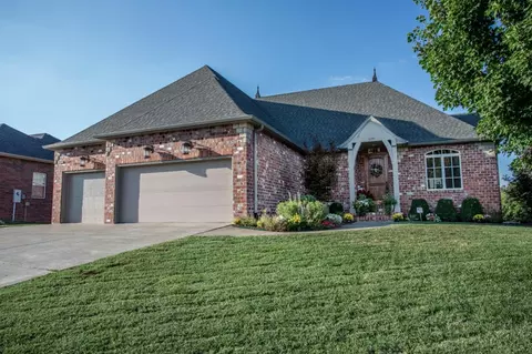 1269 E Headley St, Springfield, MO 65803 photo 1