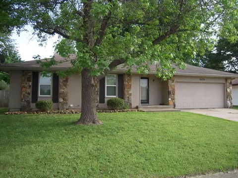 1020 W Sunset St, Springfield, MO 65807 photo 1