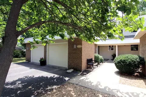 2126 E Lakewood St, Springfield, MO 65804 photo 1