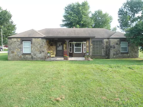 1304 W Washington St, Marshfield, MO 65706 photo 1