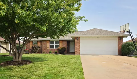 3865 W Ridgeway St, Springfield, MO 65807 photo 1