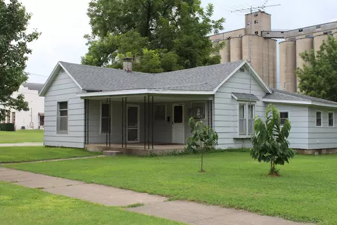 325 W Locust St, Aurora, MO 65605 photo 1
