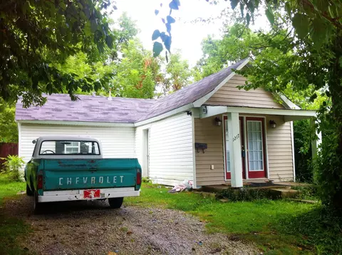 1217 E Scott St, Springfield, MO 65802 photo 1
