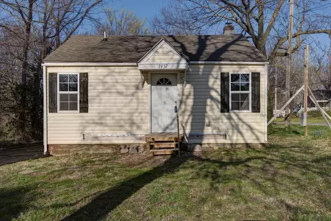 2457 N Kellett Ave, Springfield, MO 65803 photo 1