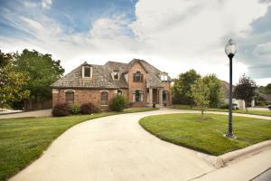 1984 E Norshire St, Springfield, MO 65804 photo 1