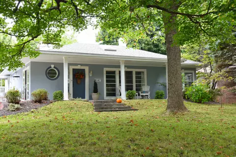 1047 E Kingsbury St, Springfield, MO 65807 photo 1