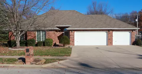 1909 E Ridgewood Dr, Springfield, MO 65804 photo 1