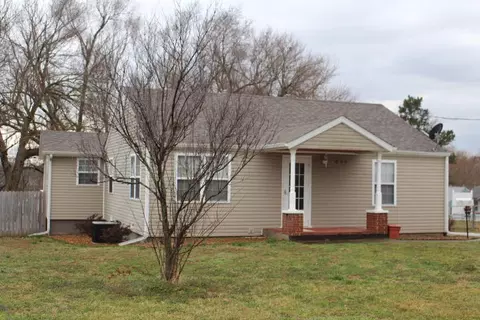 822 E Locust St, Bolivar, MO 65613 photo 1