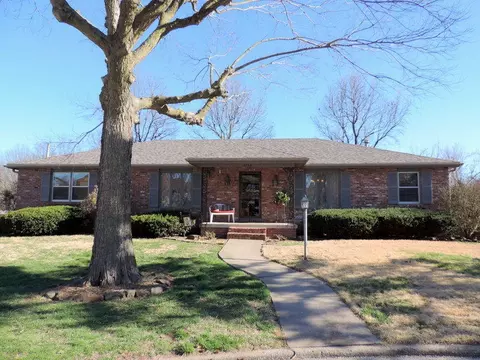 2122 E Rosebrier Pl, Springfield, MO 65804 photo 1