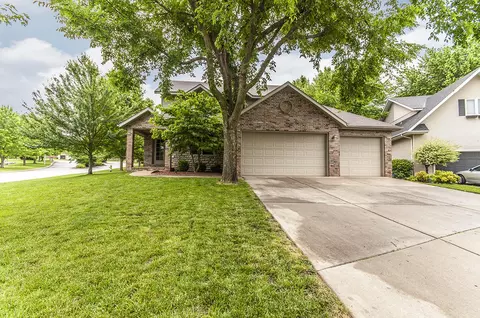 2139 W Royal Oaks Dr, Springfield, MO 65810 photo 1
