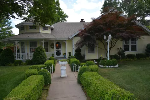 1758 E Jacqueline St, Springfield, MO 65804 photo 1