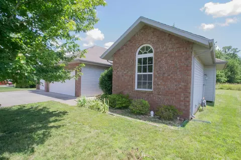 5520 W Bayberry Dr, Springfield, MO 65802 photo 1