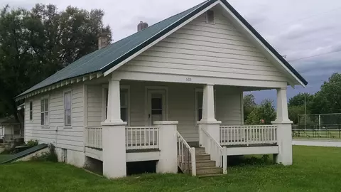 605 S Pine St, Marshfield, MO 65706 photo 1