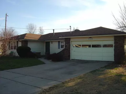 1942 E Greenview St, Springfield, MO 65803 photo 1