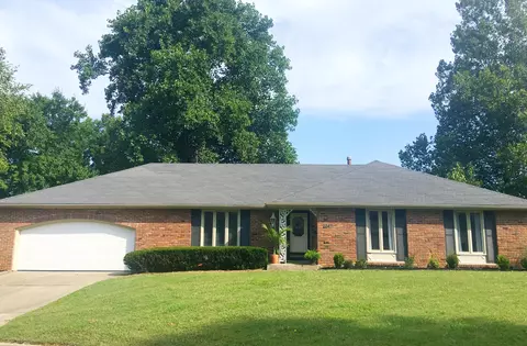2747 E Imperial Cir, Springfield, MO 65804 photo 1