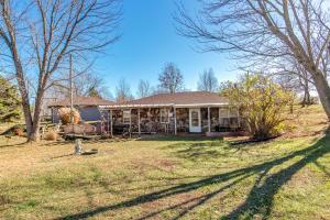 202 Beechtree Ln, Sparta, MO 65753 photo 1