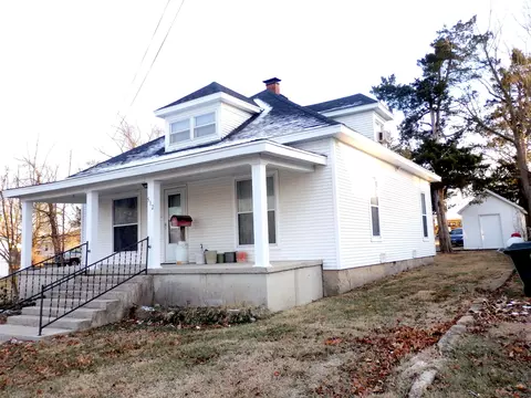 512 E Washington St, Marshfield, MO 65706 photo 1