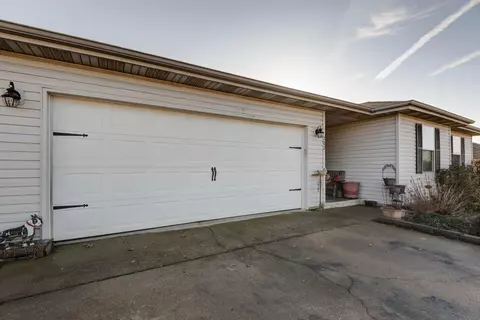 202 Pinehill Ct, Nixa, MO 65714 photo 1