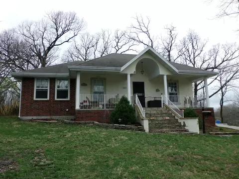 613 N Clay St, Marshfield, MO 65706 photo 1