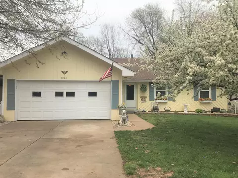 3820 S Lindell Ave, Springfield, MO 65807 photo 1
