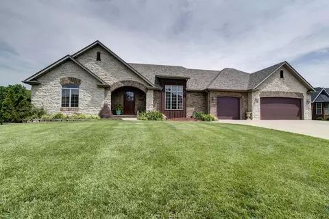 1987 E Burntwood Dr, Springfield, MO 65803 photo 1