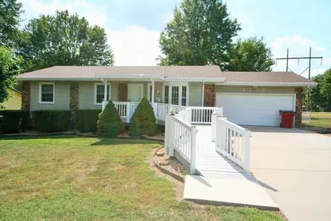 3127 S Pinehurst Ave, Springfield, MO 65807 photo 1