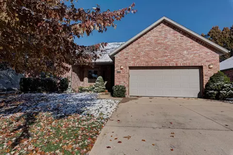 1079 W Red Oak St, Springfield, MO 65803 photo 1