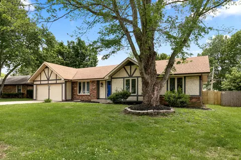 1062 E Manchester Dr, Springfield, MO 65810 photo 1