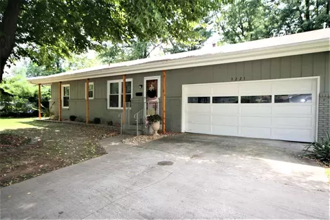 3221 S Pinehurst Ave, Springfield, MO 65807 photo 1