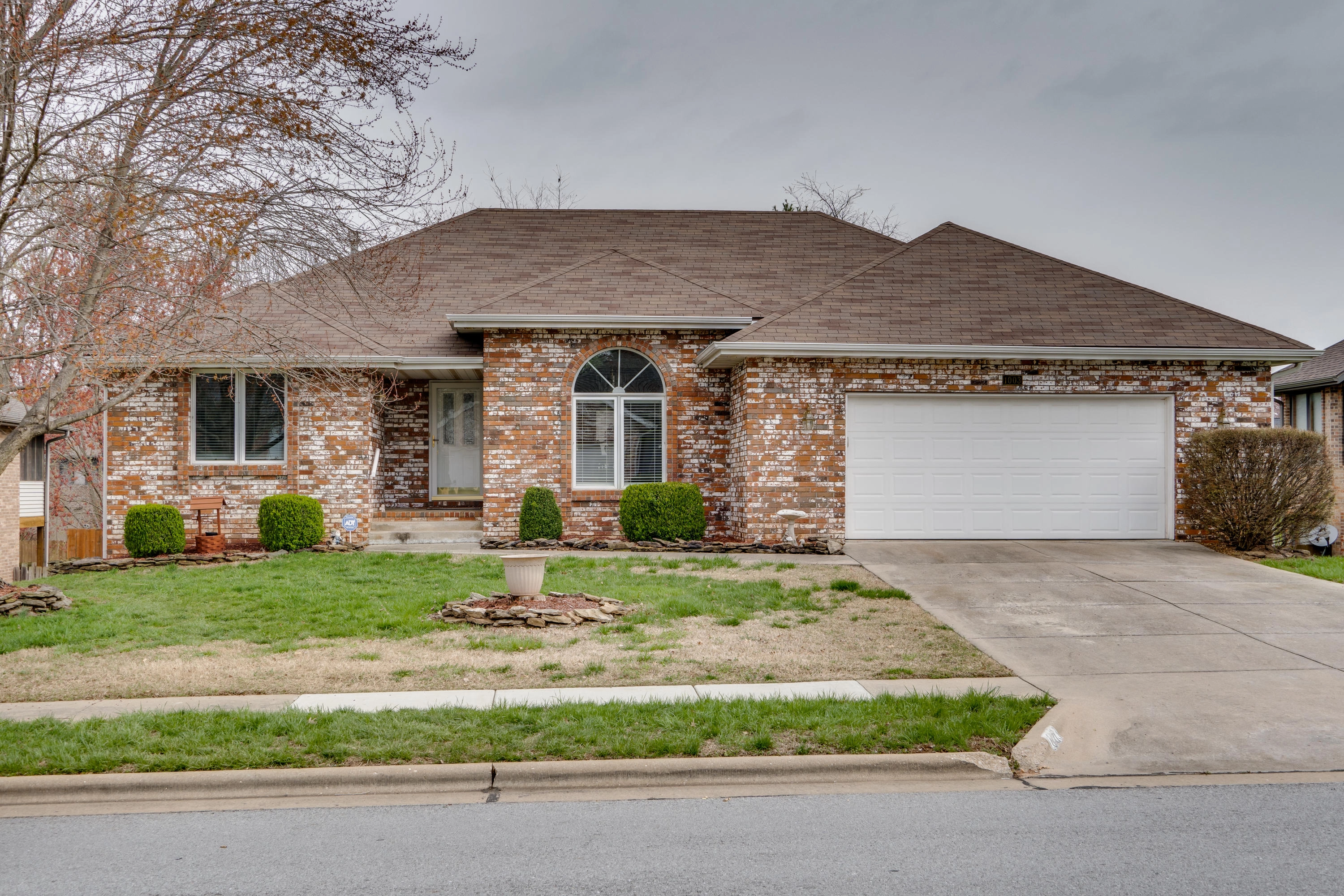 1003 E Nottingham Ln, Springfield, MO 65810 photo 1