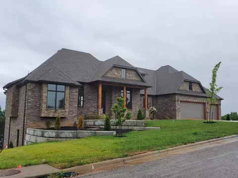 3216 W Bluffview St, Springfield, MO 65810 photo 1