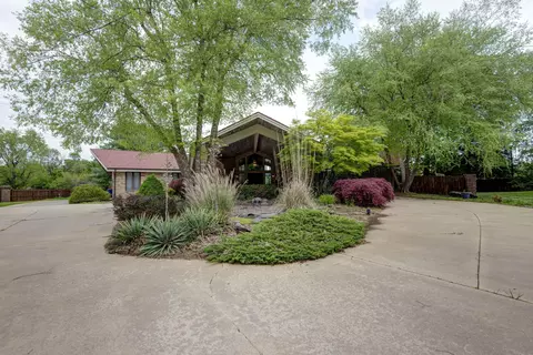 2521 E Meadow Dr, Springfield, MO 65804 photo 1
