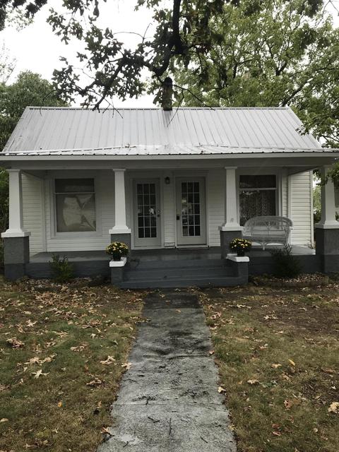 421 E Highland St, Aurora, MO 65605 photo 1