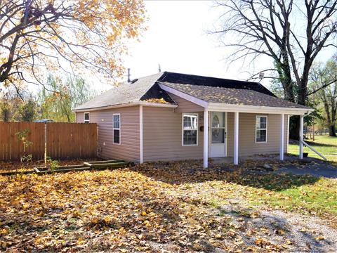202 E Tyndall St, Aurora, MO 65605 photo 1