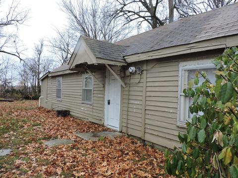 2106 W Thoman St, Springfield, MO 65803 photo 1