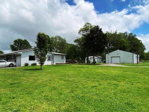 710 E Pearl St, Aurora, MO 65605 photo 1