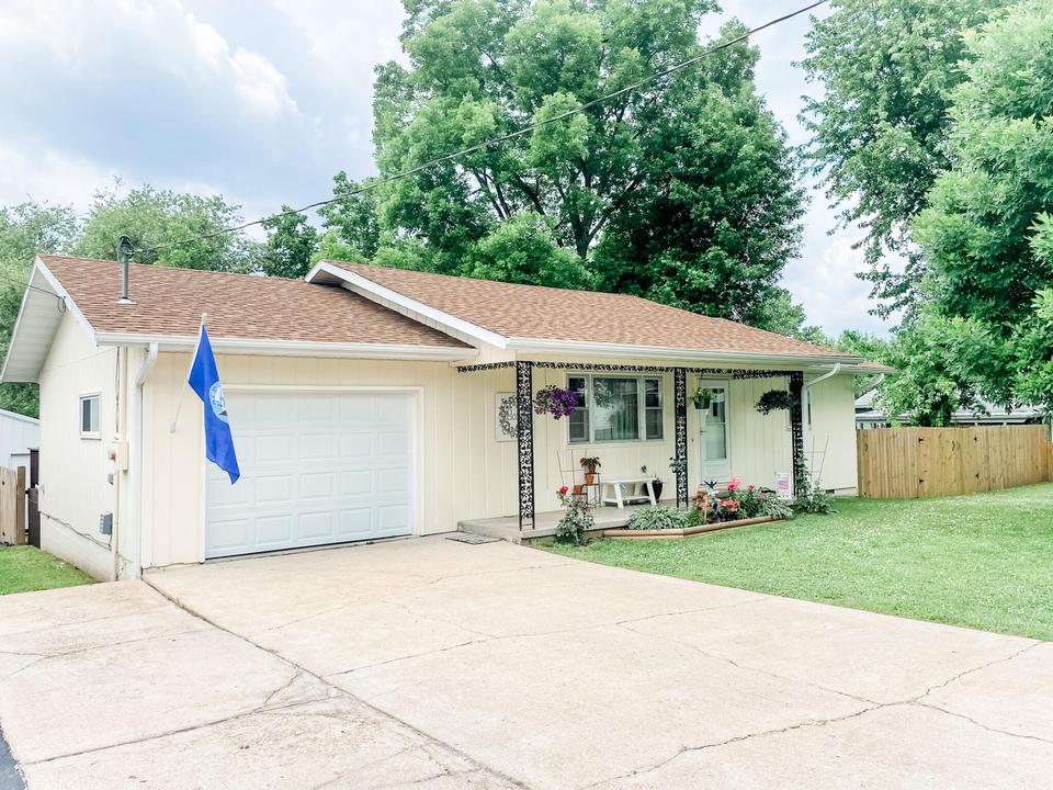 211 Bacorn Ave, Ava, MO 65608